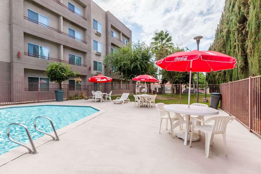 Ramada By Wyndham Bakersfield Hotel Kültér fotó