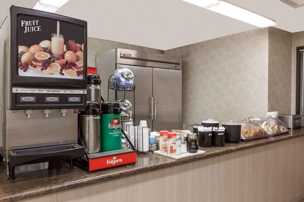 Ramada By Wyndham Bakersfield Hotel Kültér fotó
