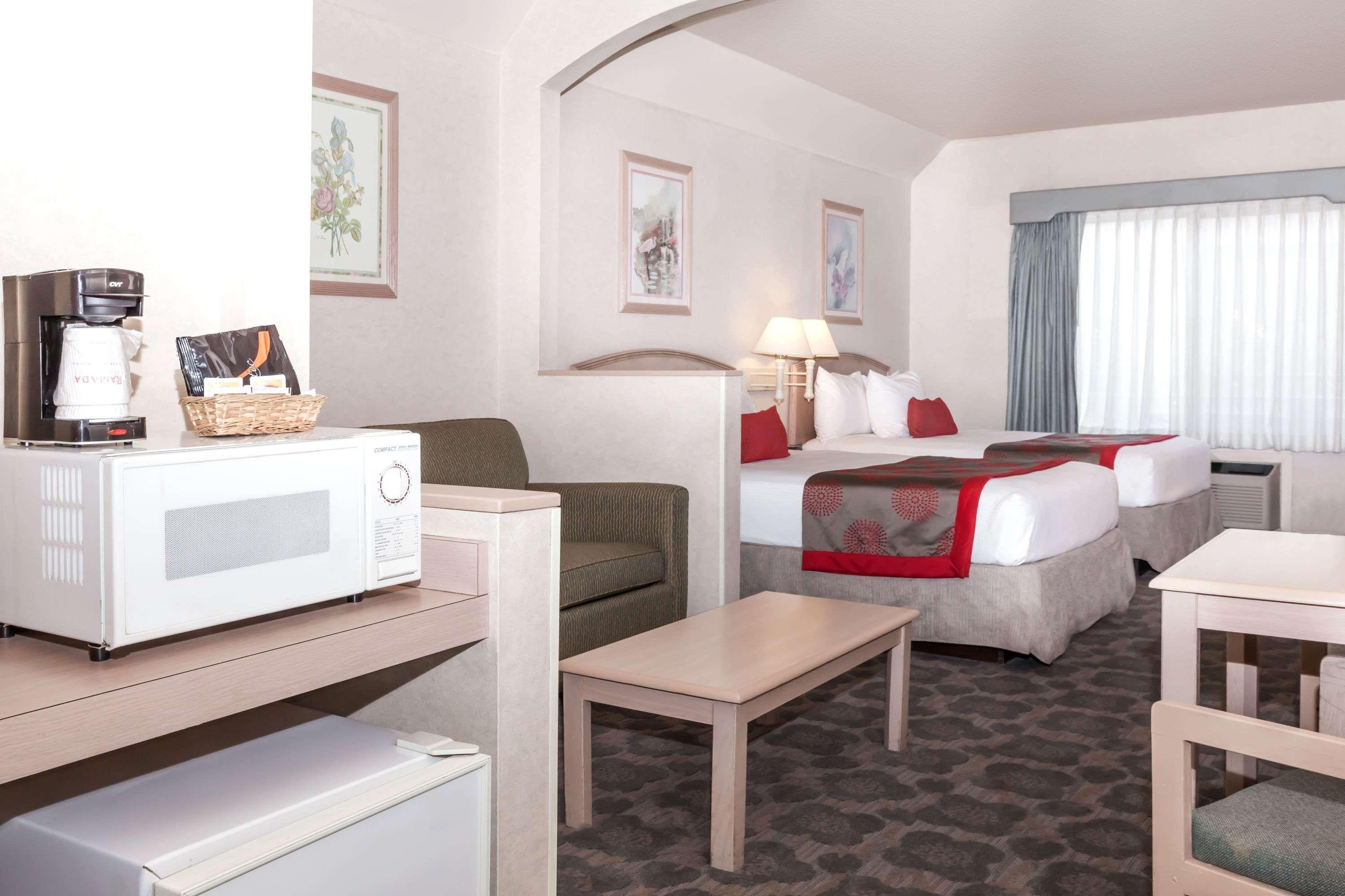Ramada By Wyndham Bakersfield Hotel Kültér fotó