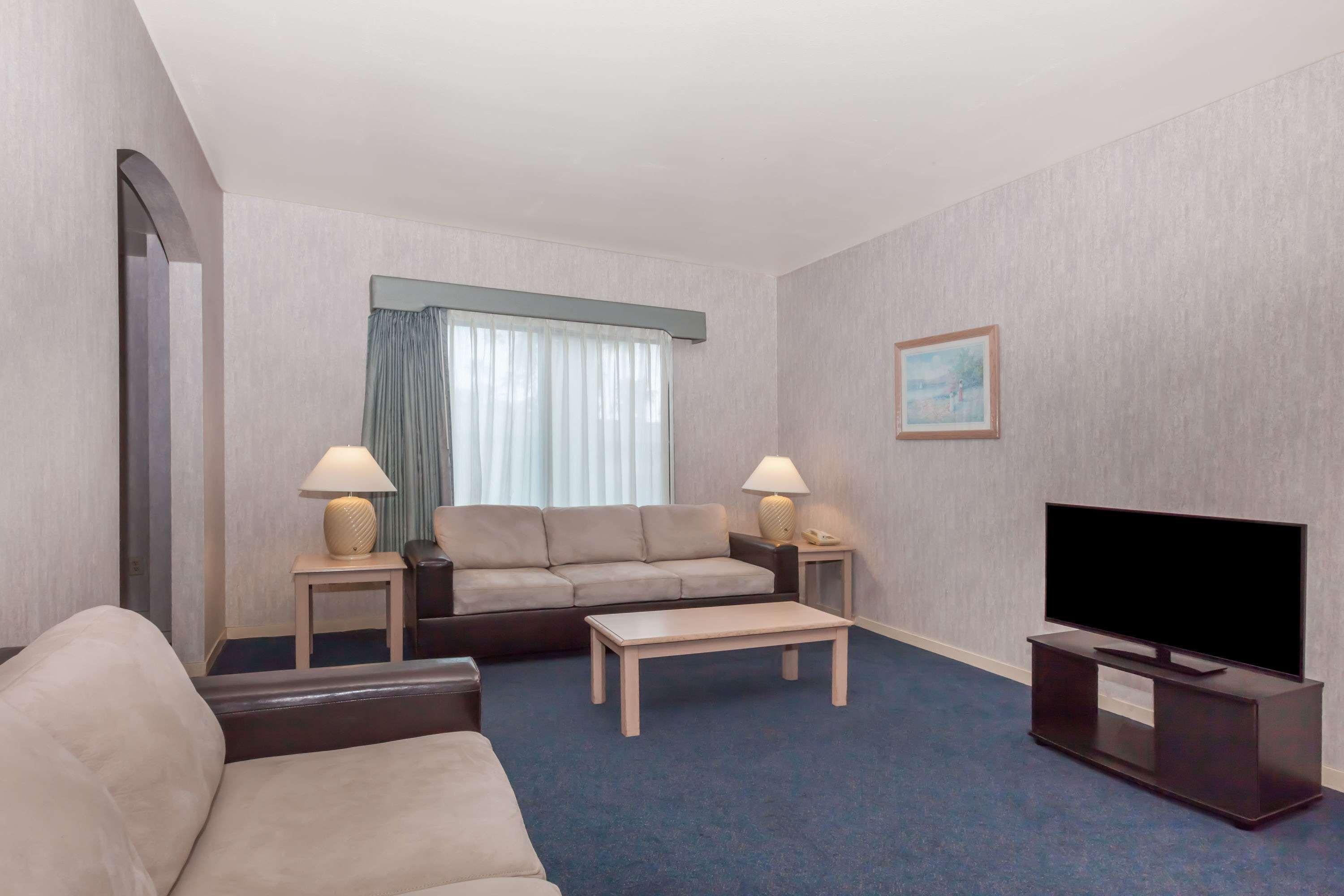 Ramada By Wyndham Bakersfield Hotel Kültér fotó