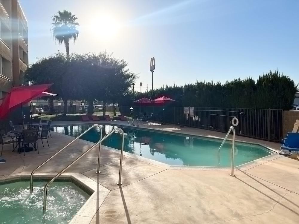 Ramada By Wyndham Bakersfield Hotel Kültér fotó