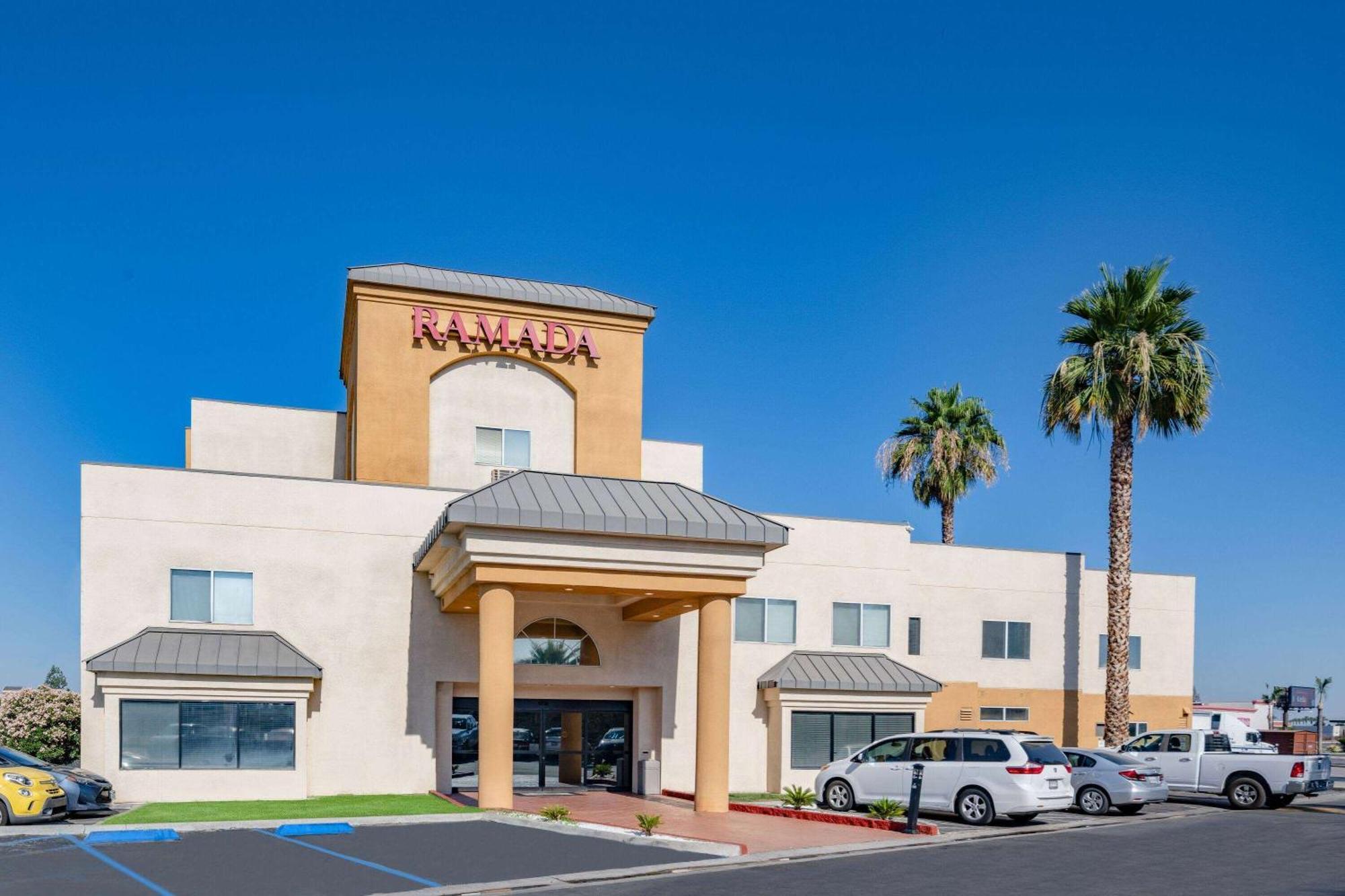 Ramada By Wyndham Bakersfield Hotel Kültér fotó