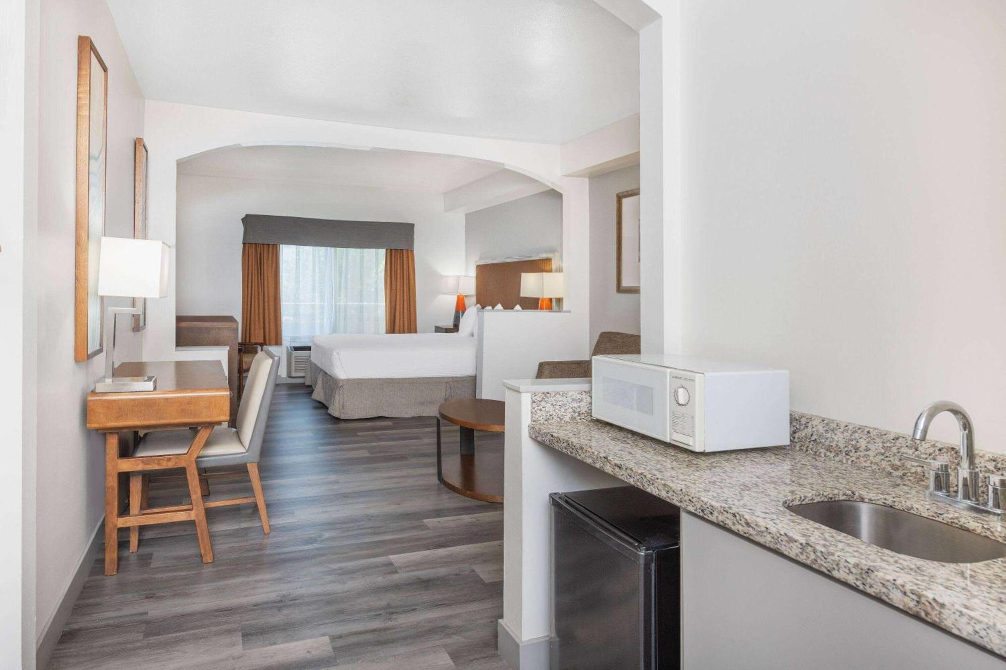 Ramada By Wyndham Bakersfield Hotel Kültér fotó