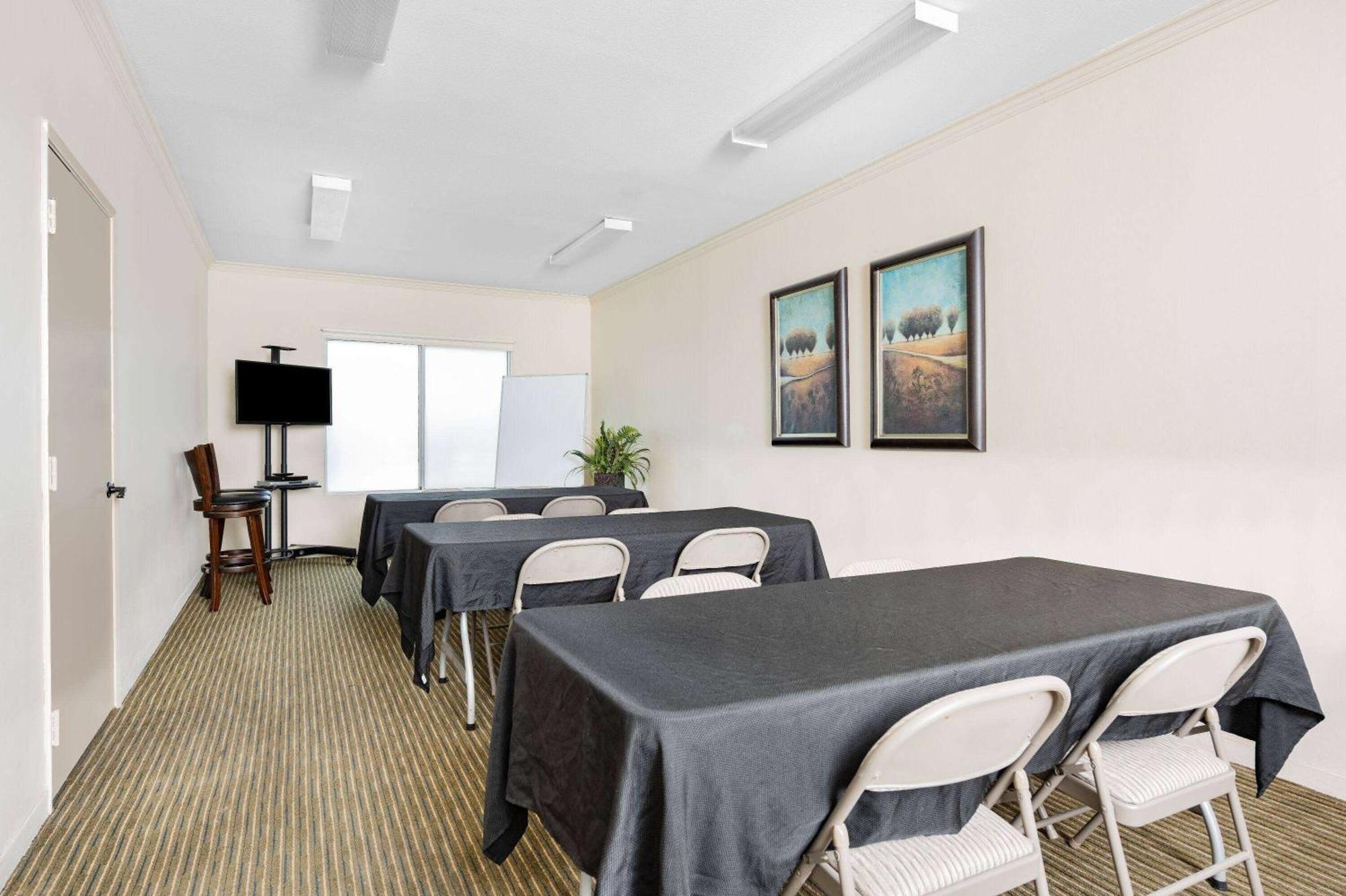 Ramada By Wyndham Bakersfield Hotel Kültér fotó