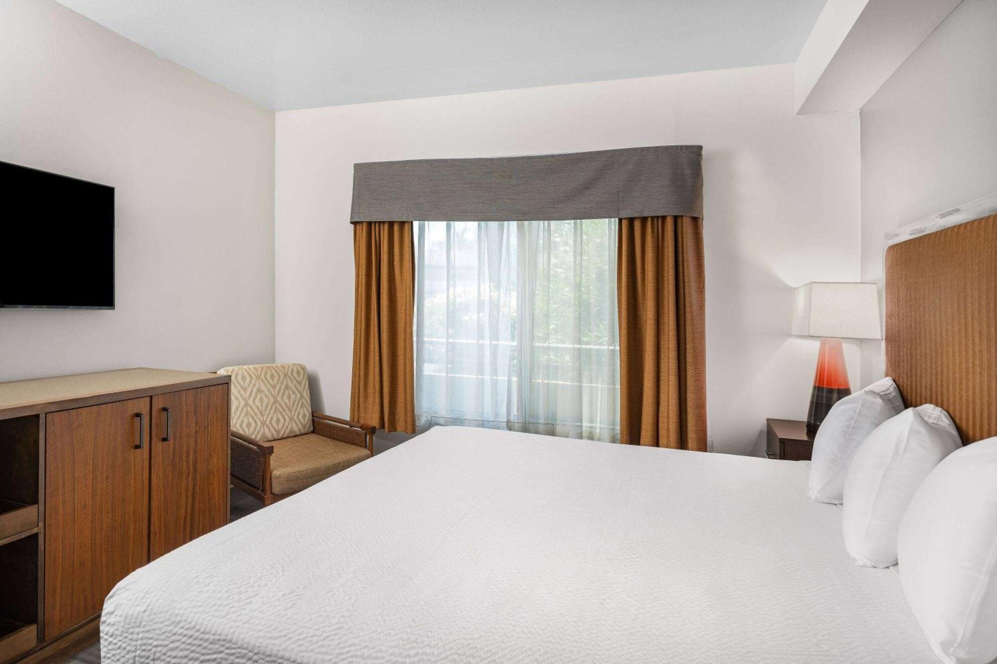 Ramada By Wyndham Bakersfield Hotel Kültér fotó
