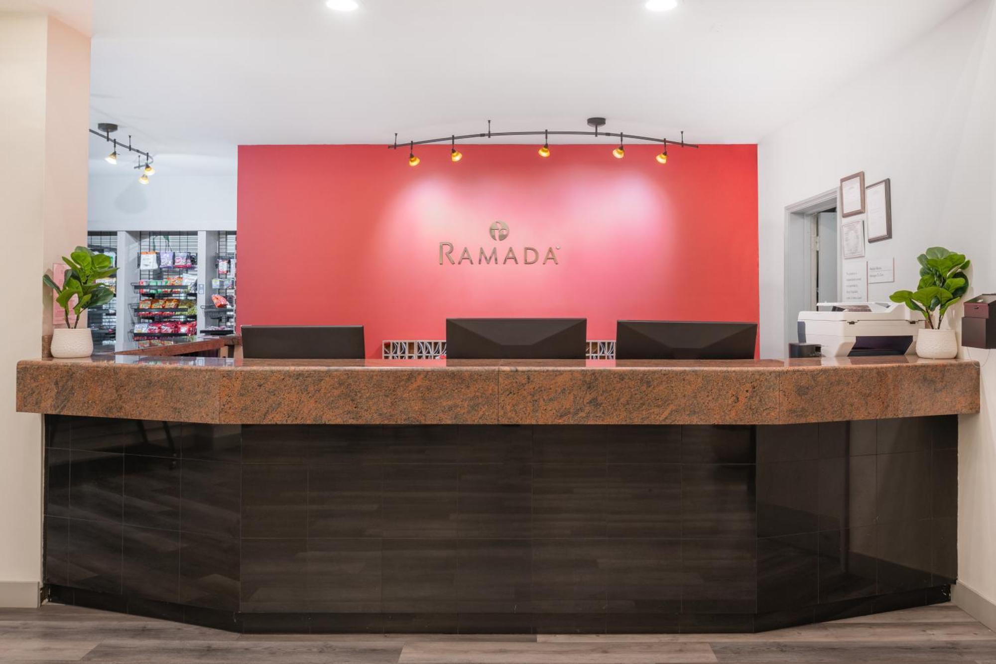 Ramada By Wyndham Bakersfield Hotel Kültér fotó