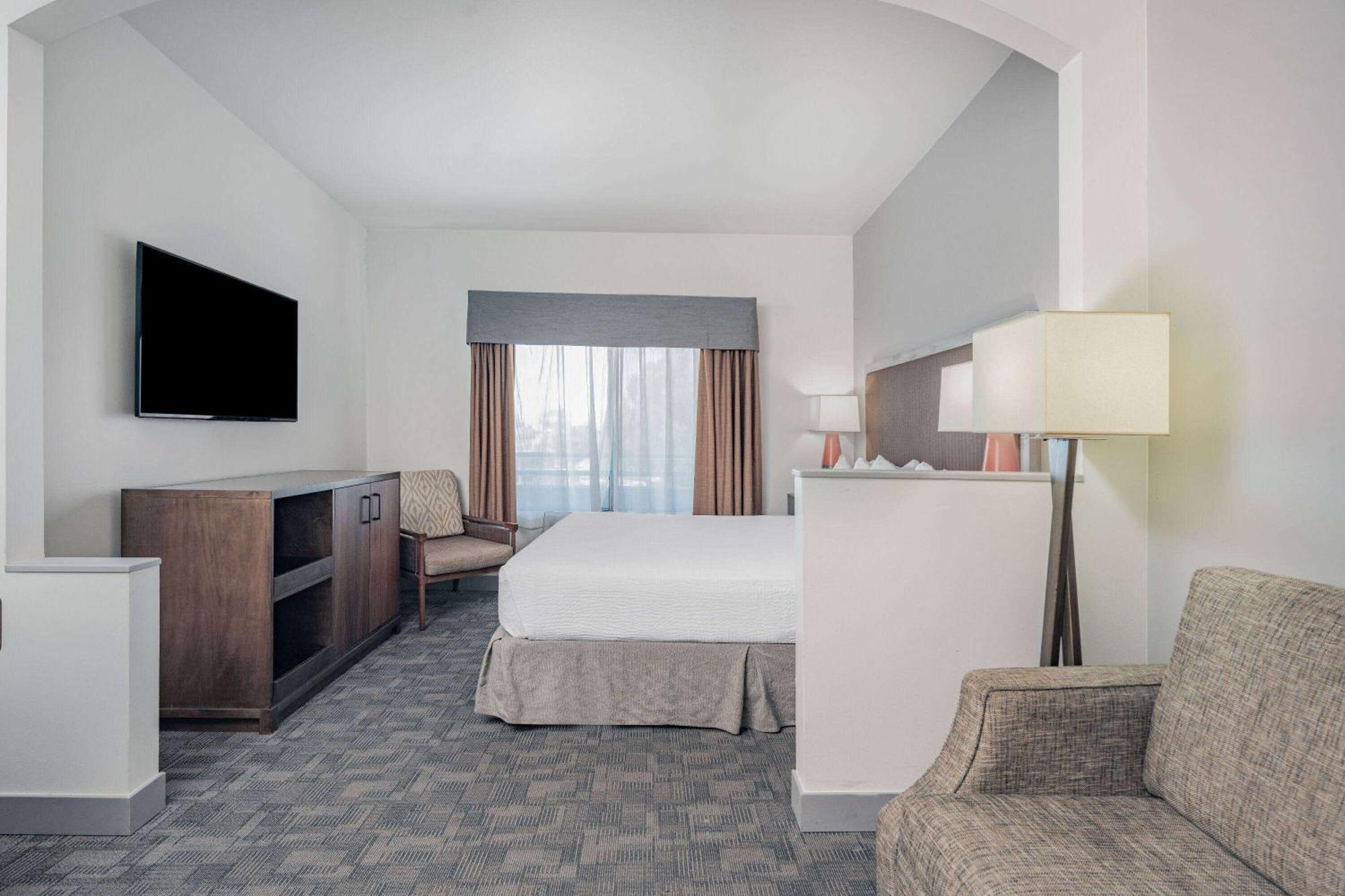 Ramada By Wyndham Bakersfield Hotel Kültér fotó