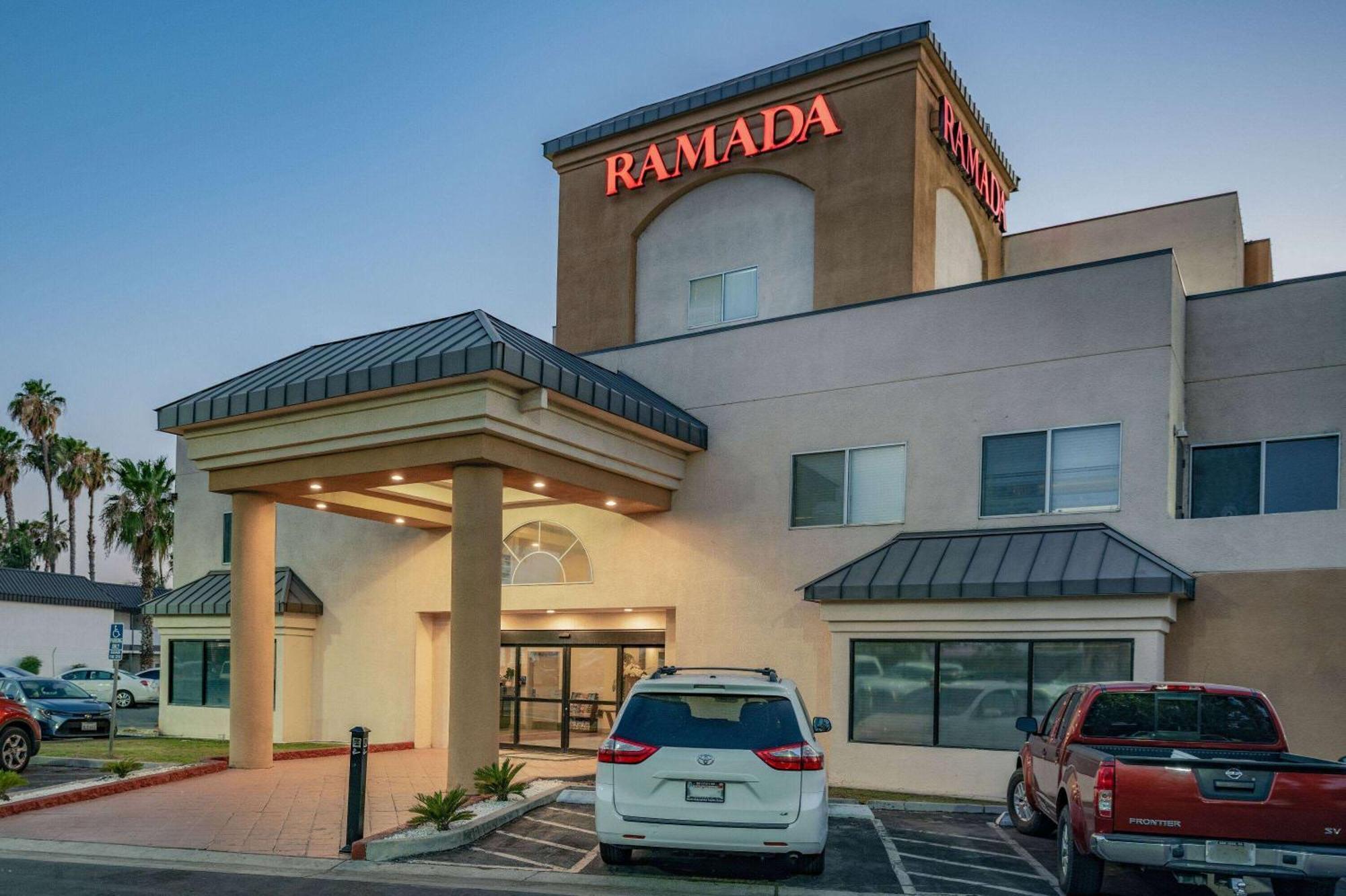 Ramada By Wyndham Bakersfield Hotel Kültér fotó