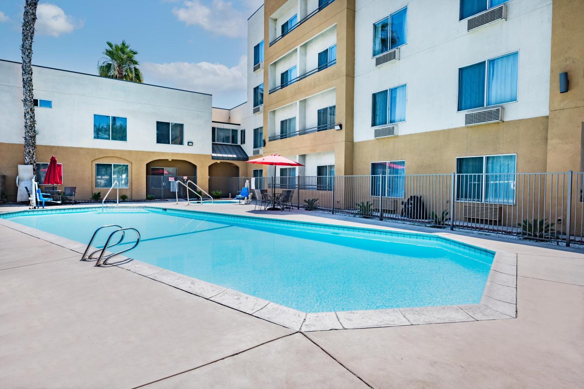 Ramada By Wyndham Bakersfield Hotel Kültér fotó